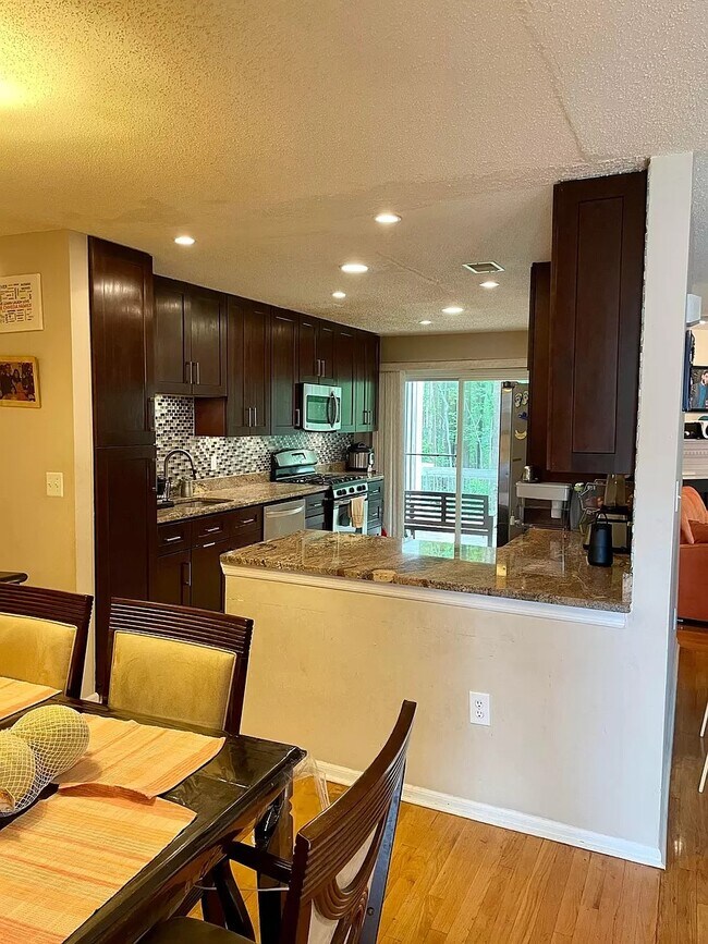 Building Photo - 102 Falcongate Dr