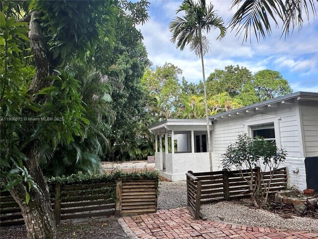 Building Photo - 6810 SW 70th Ave