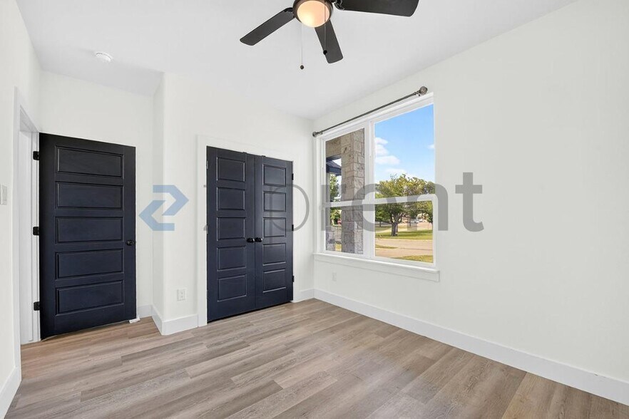 Building Photo - Unit