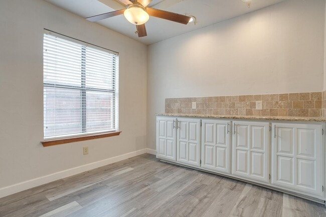Building Photo - Beautiful 3 Bed, 2 Bath Home in Well Established Holiday West Neighborhood W /Pool and Pool Servi...