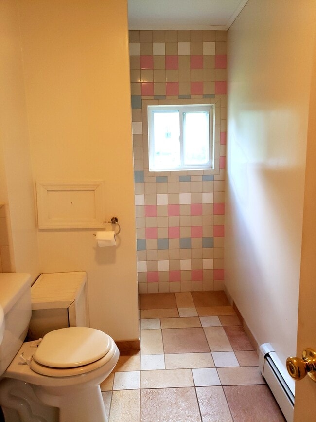 Building Photo - Quite house in quiet neighborhood. Corner Lot. Heat included.