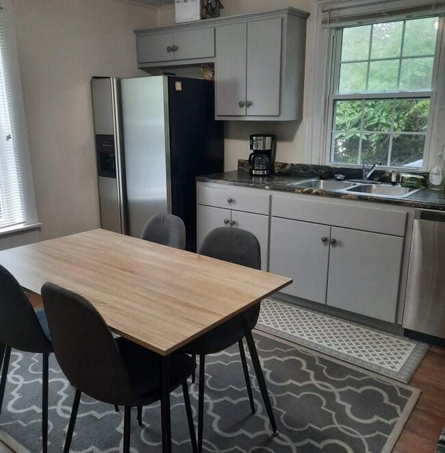 Building Photo - 761 King St