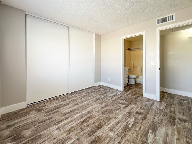 Building Photo - Fantastic condo near ASU!