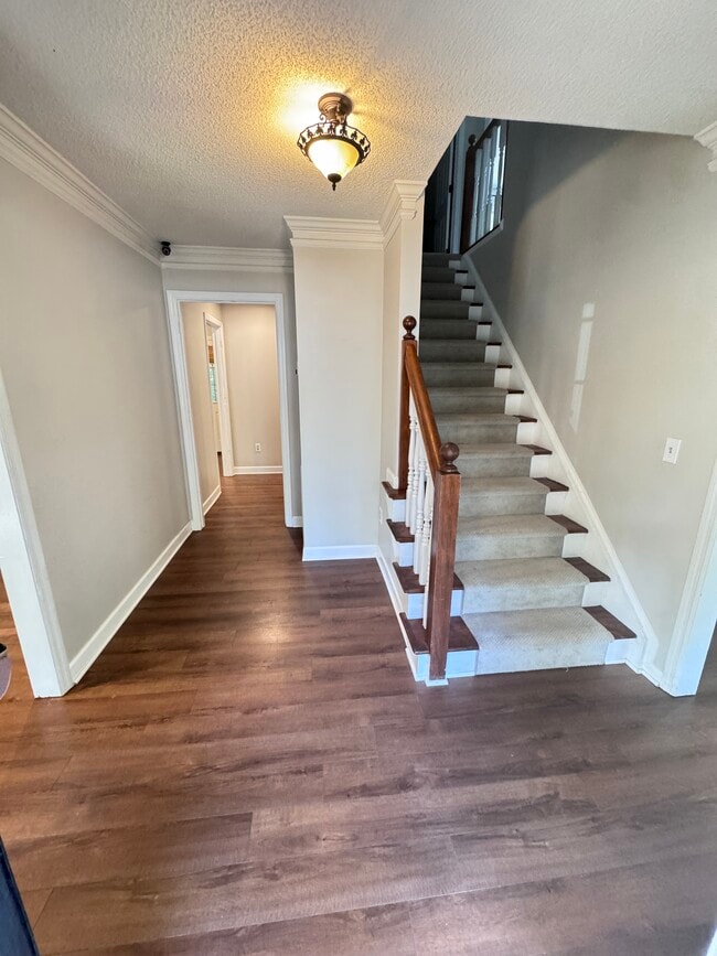 Building Photo - 1884 Dovonshire Rd S W