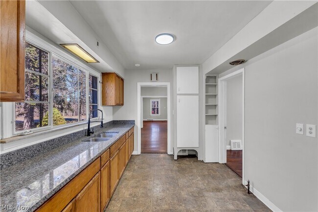 Building Photo - 2150 Glenridge Rd