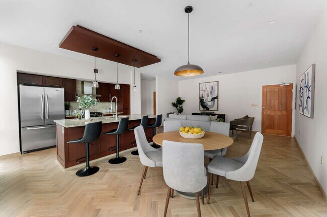 Building Photo - Sophisticated Living on Barton Springs