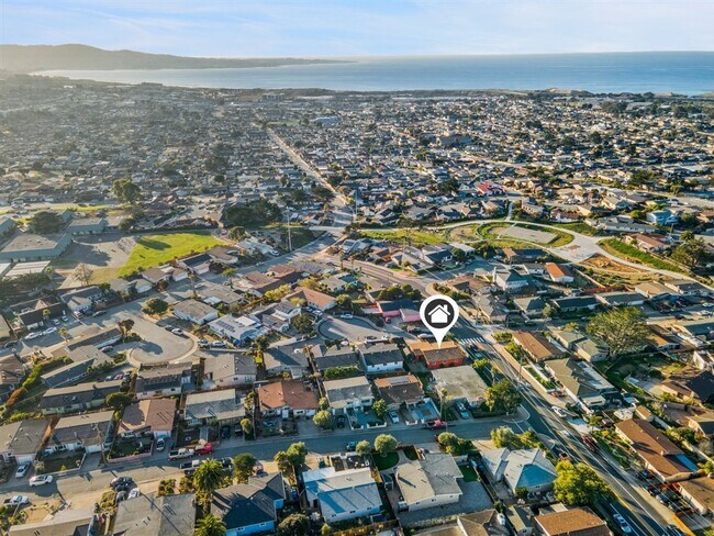 Building Photo - Upper Seaside 3 Bedroom / 1.5 Bath