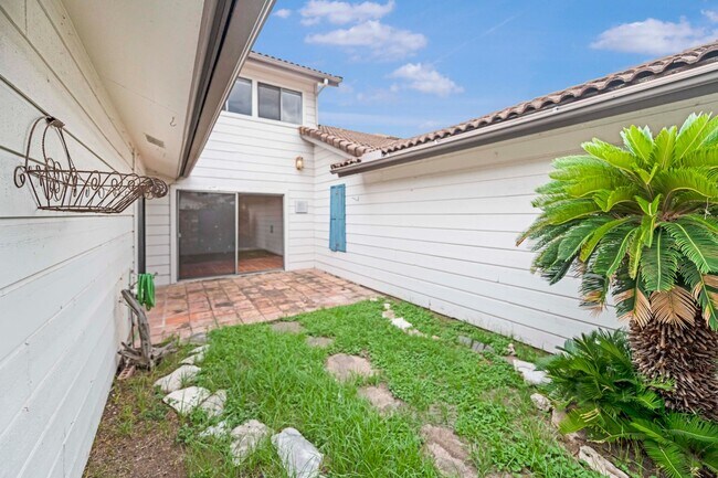 Building Photo - Charming Condo with Golf Course Views in O...