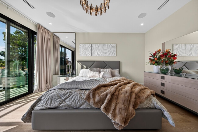 Building Photo - 1121 NE 17th Ave