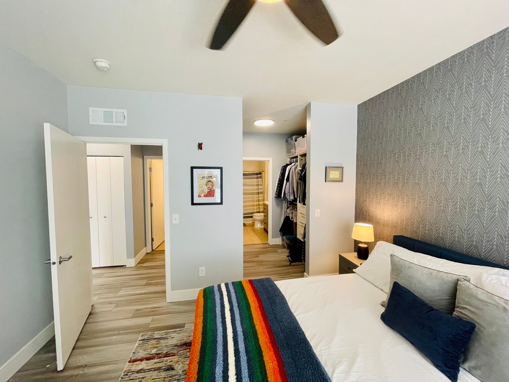 Primary bedroom with walk in closet and en-suite bathroom - 4500 Chicago Ave