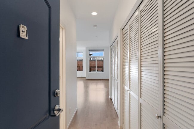 Building Photo - 618 NW 12th Ave