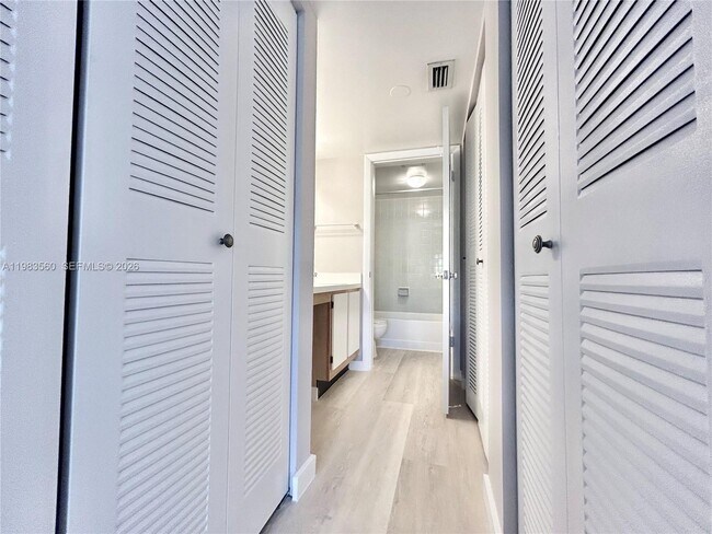 Building Photo - 2811 N Oakland Forest Dr