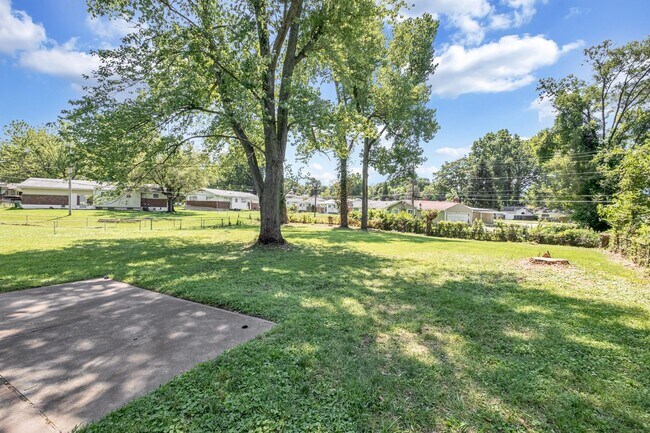 Building Photo - 2440 Castle Dr