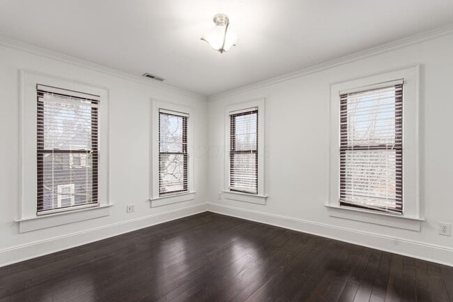 Building Photo - 106 E Gates St