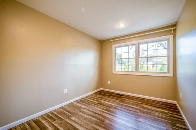 Building Photo - Spacious 3-Level Townhouse with Finished Basement and Fenced Patio