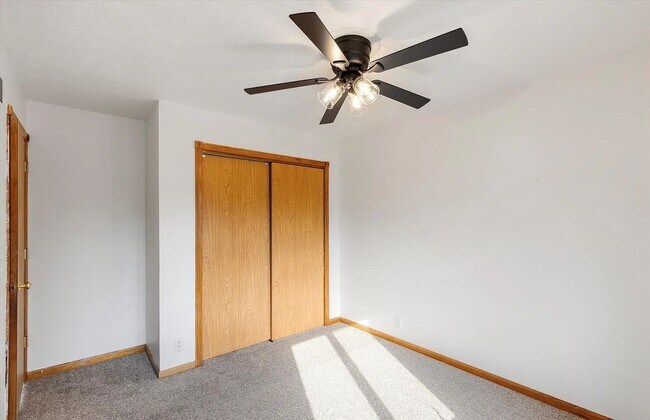 Building Photo - Cozy elegance meets modern convenience in ...