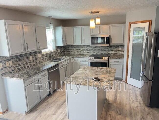 Building Photo - 5781 Meadow View Dr