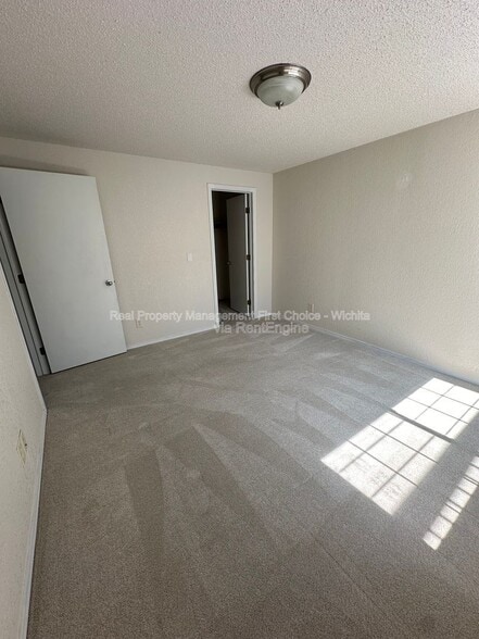 Building Photo - 748 Reflection Lake