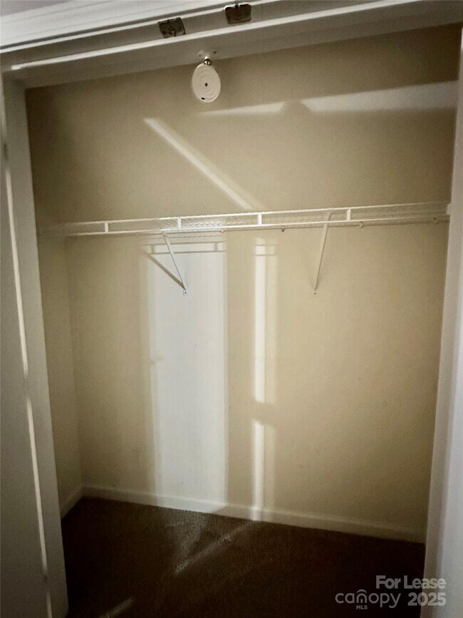 Building Photo - 1913 Thorn Crest Dr