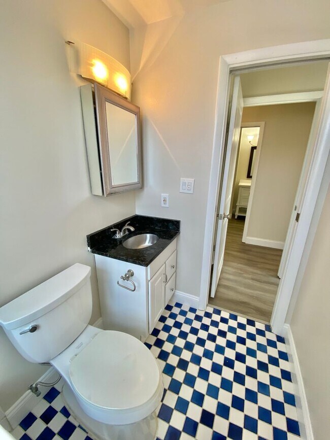 Building Photo - Large  Sunny Dupont Circle 2 bed 2 bath Ap...