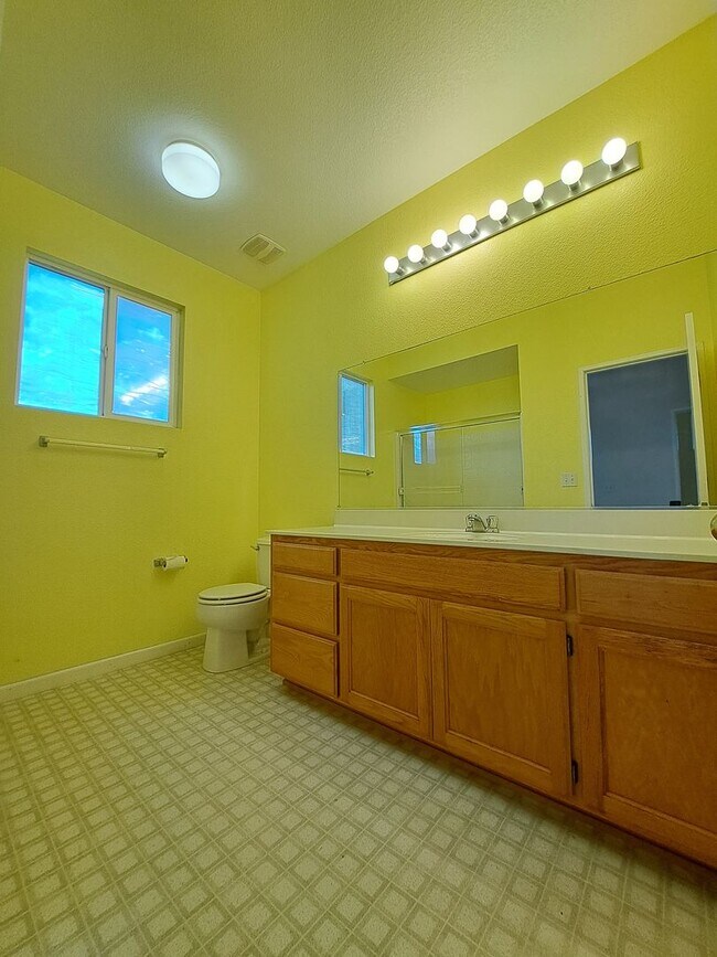 Building Photo - Expansive 3 bedroom/2.5 Bath Home in Corde...
