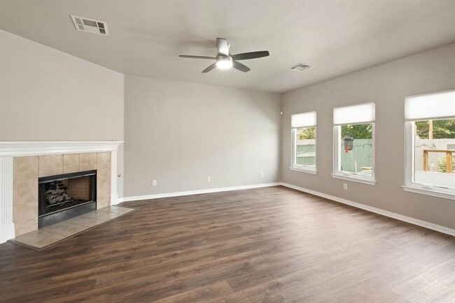 Building Photo - 1121 Boxwood Loop