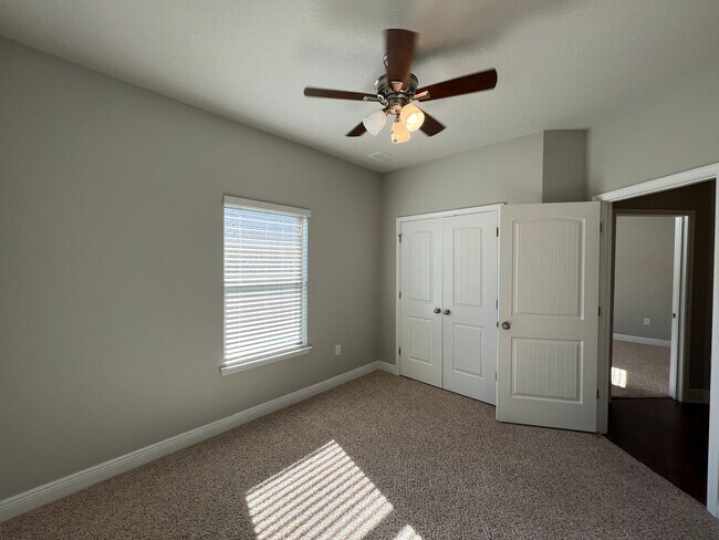 Building Photo - Gorgeous 5 Bedrooms