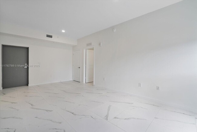 Building Photo - 420 SW 7th Ave