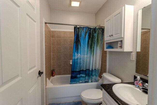 Building Photo - LOCATION. LOCATION. LOCATION. 2BR/3BA Cond...
