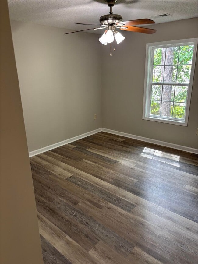 Building Photo - 2-Bedroom, 2-Bathroom Condo with Balcony, ...