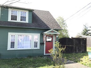 Building Photo - 2 Bedroom Duplex Unit in S. Eugene