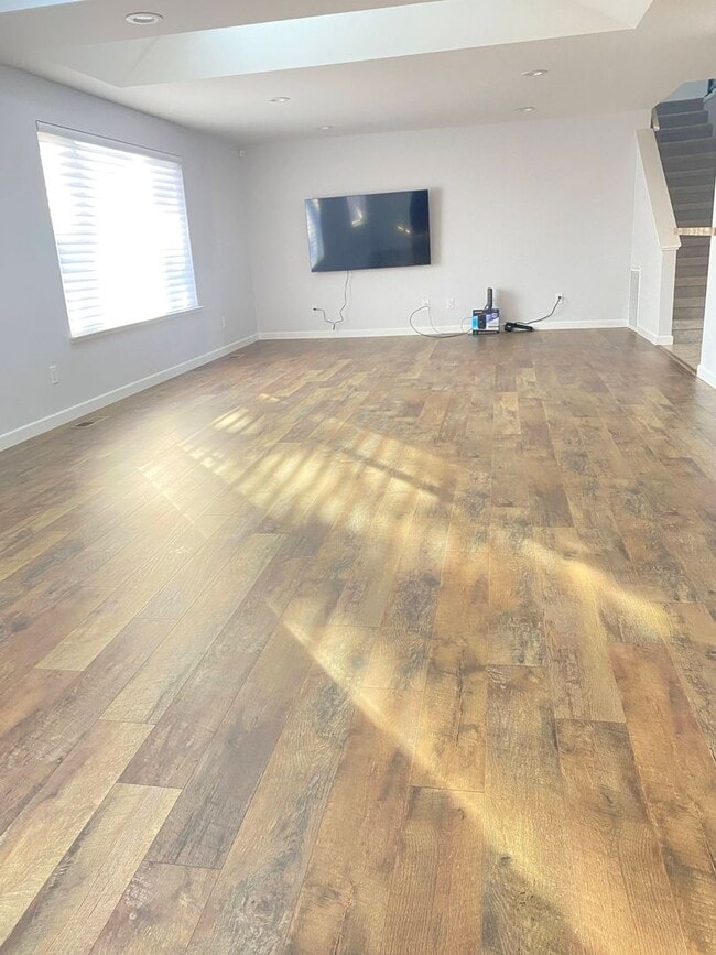 Building Photo - Large 5 Bedroom off of Mayberry Dr.
