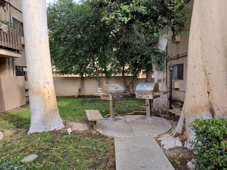 Building Photo - 17900 Sherman Way