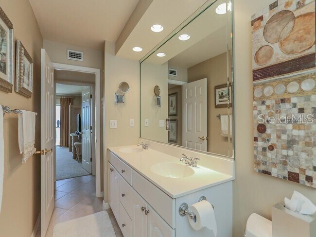 Building Photo - 1050 Longboat Club Rd