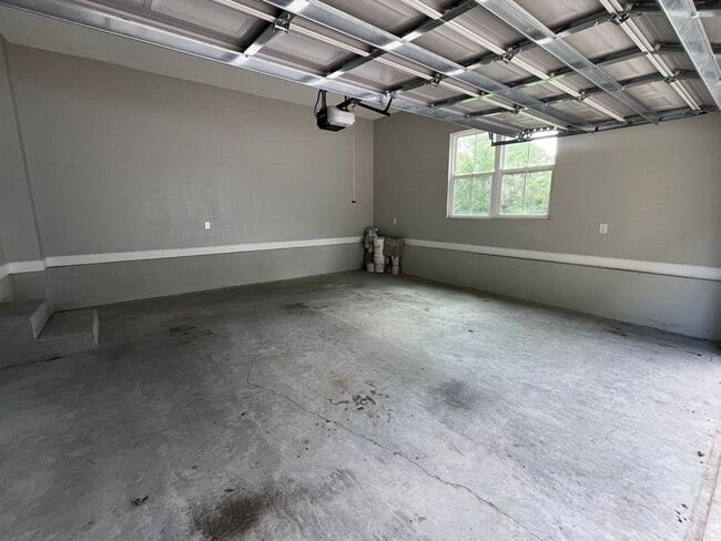 Building Photo - Upgraded New 3 Bedroom, 2 Bath home in Emerald Cove