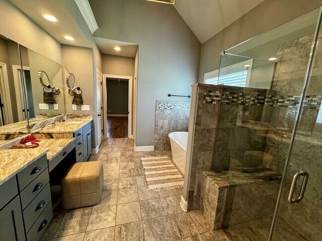 Building Photo - Spacious and luxurious with bonus room