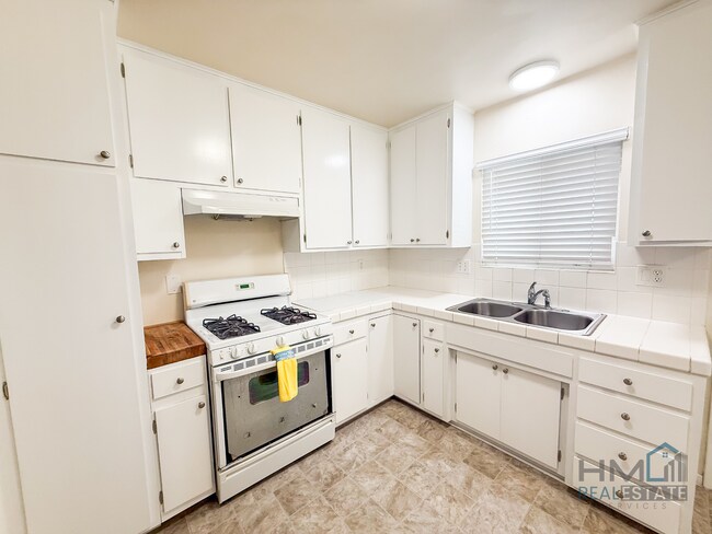 Building Photo - Homes Management - 2 Bed, 1.5 Bath Duplex ...