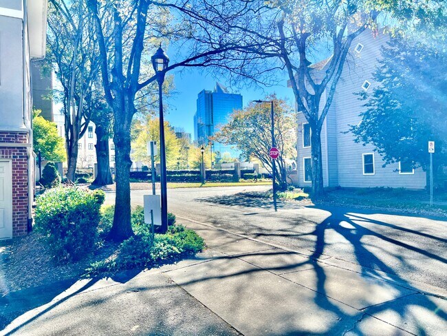 Building Photo - UPTOWN TOWNHOUSE!