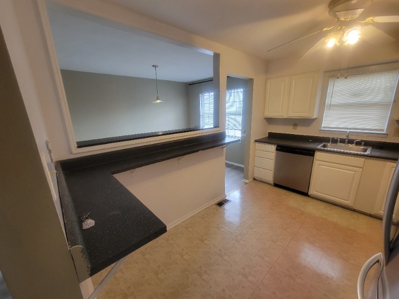 Building Photo - 3313 Barcroft Dr