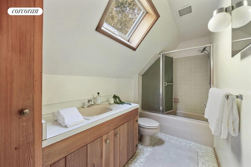 Building Photo - 83 3 Mile Harbor Dr