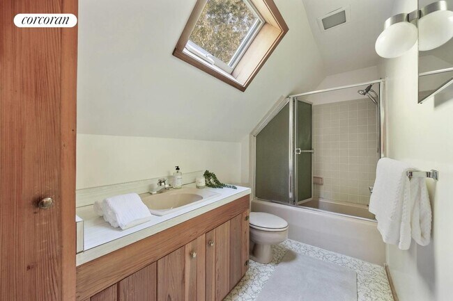 Building Photo - 83 3 Mile Harbor Dr