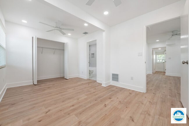 Building Photo - 3226 6th Ave S