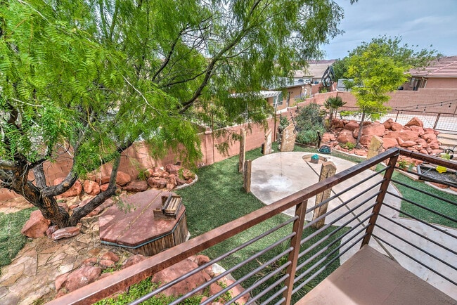 Building Photo - Gorgeous, Custom 4 bed, 3 bath Pet-Friendl...