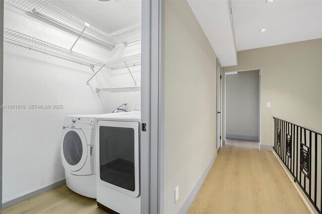 Building Photo - 3180 N Bay Rd