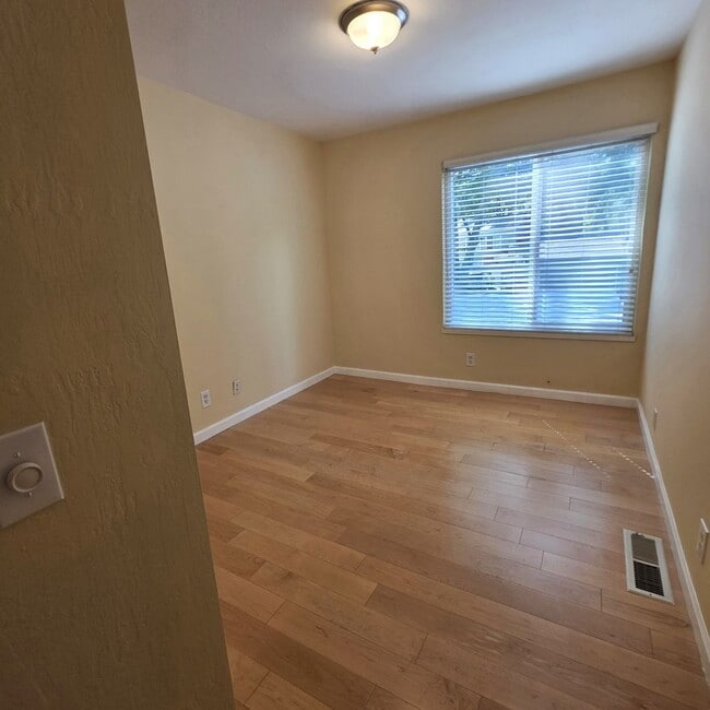 Building Photo - Cute 3BD/1.5BA Townhome with Great Commute location in Danville