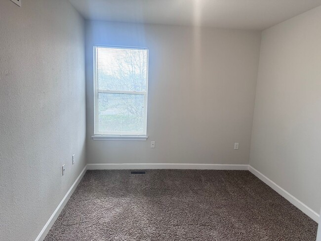 Building Photo - 3 Bed | 2.5 Bath | 2 Car Garage Townhome in Grain Valley w/ Special