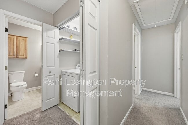 Building Photo - 3352 Featherston Dr