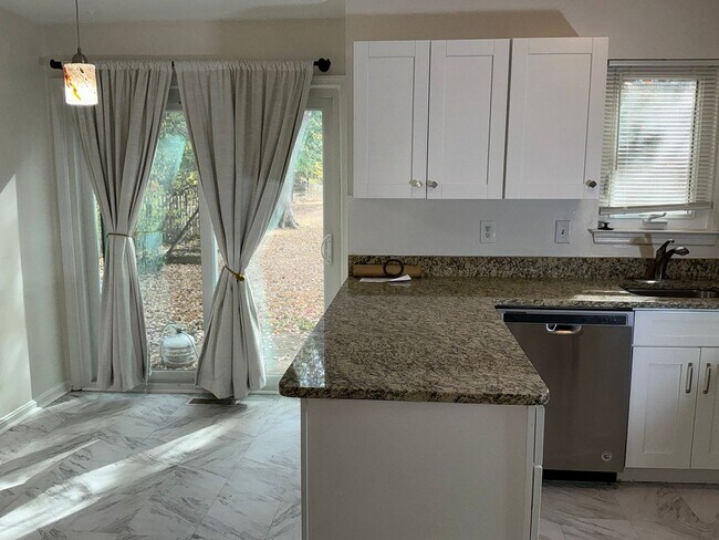 Building Photo - Very well maintained 4BR 2.5BA Colonial mo...