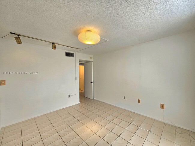 Building Photo - 2500 NE 135th St