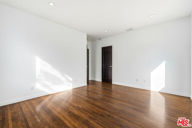 Building Photo - 5995 Saturn St